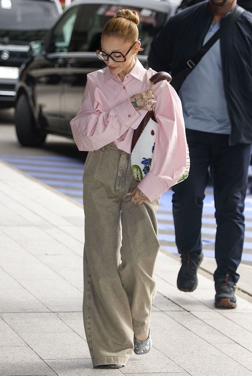 Ariana World HQ ☀️ tweet media