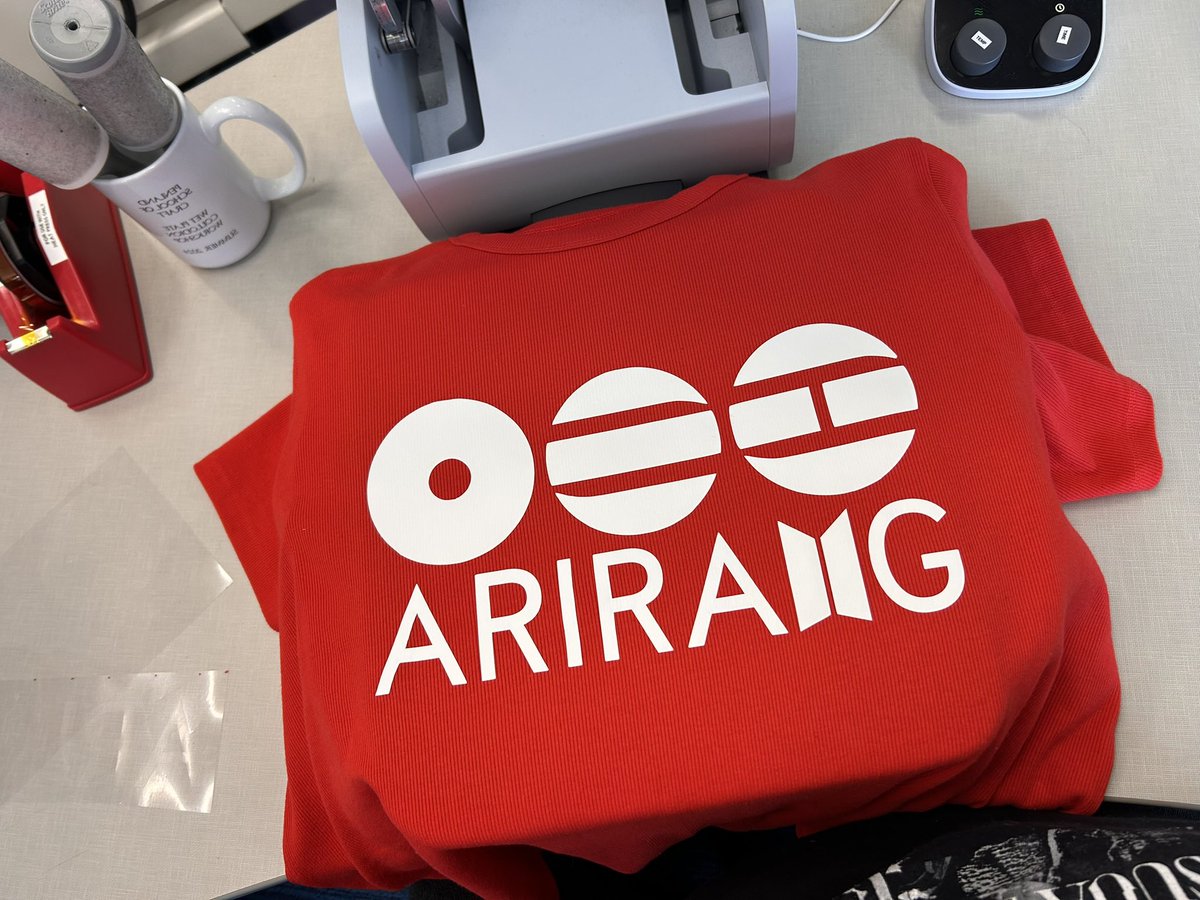 ✂️🎨✨💖🌟 craft, DIY, and artist army’s rise up!! ✂️🎨✨💖🌟

I added these custom arirang vinyl decals using my university’s cricut machines. check if your local library has a makerspace and you can do this too :)