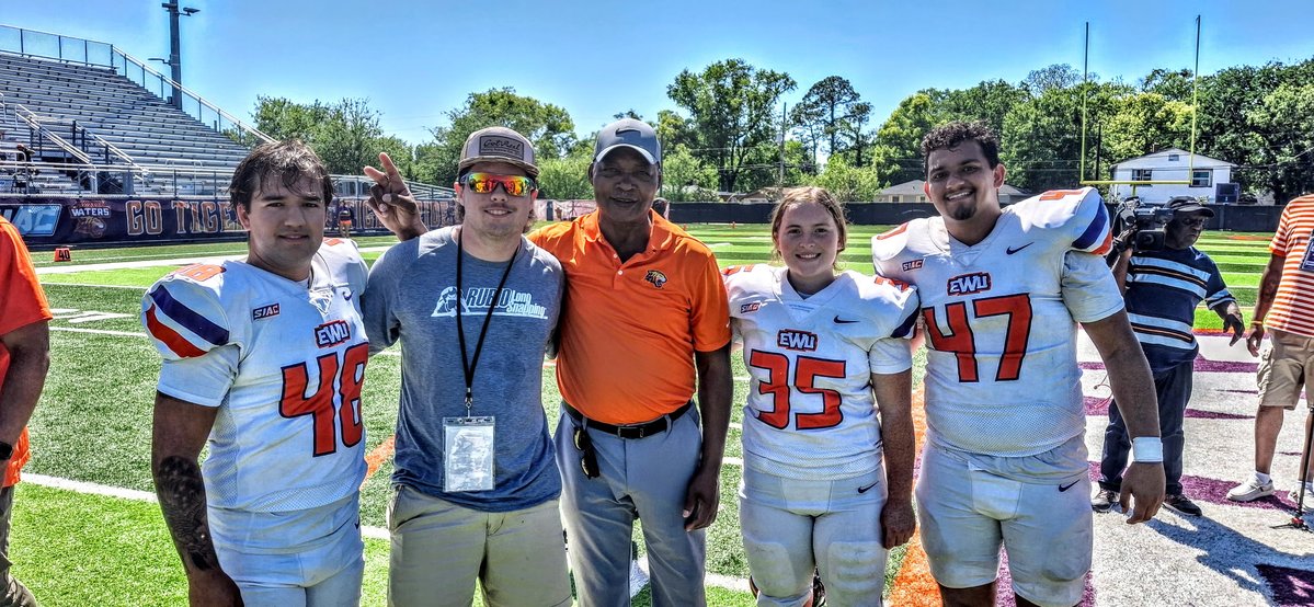 BrockHall2027LS's tweet image. I had a great time at the @EWC_TigersFB Spring game and Junior Day! Enjoyed connecting with all the coaches,staff, and players! Thank you @CoachJoeNieves for the invite! #Longsnapper #ToeTheLine #Specialist