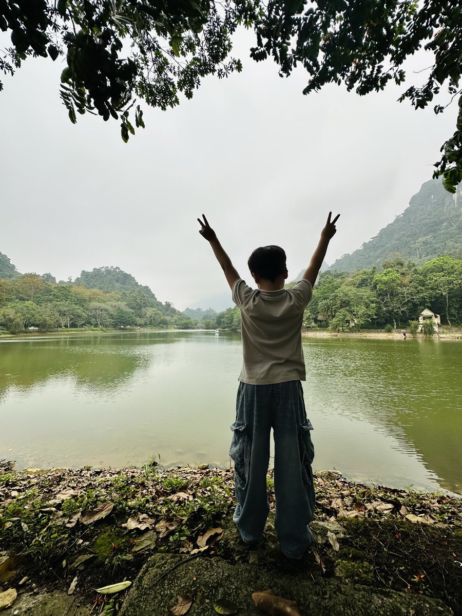 Thunt1904's tweet photo. Tối thứ 7, cho các mầm  vào Cúc Phương xem đom đóm. Trên đường về, zai háo hức kể:
Zai: mẹ ơi, nãy con thấy có con đom đóm bị điện giật!
Mẹ: 😱😱😱 sao con biết nó bị điện giật?
Zai: con thấy nó bám trên dây điện, cứ chớp, chớp, sáng, sáng…
Mẹ: …
🤣🤣🤣 https://t.co/PEKtOFca4n