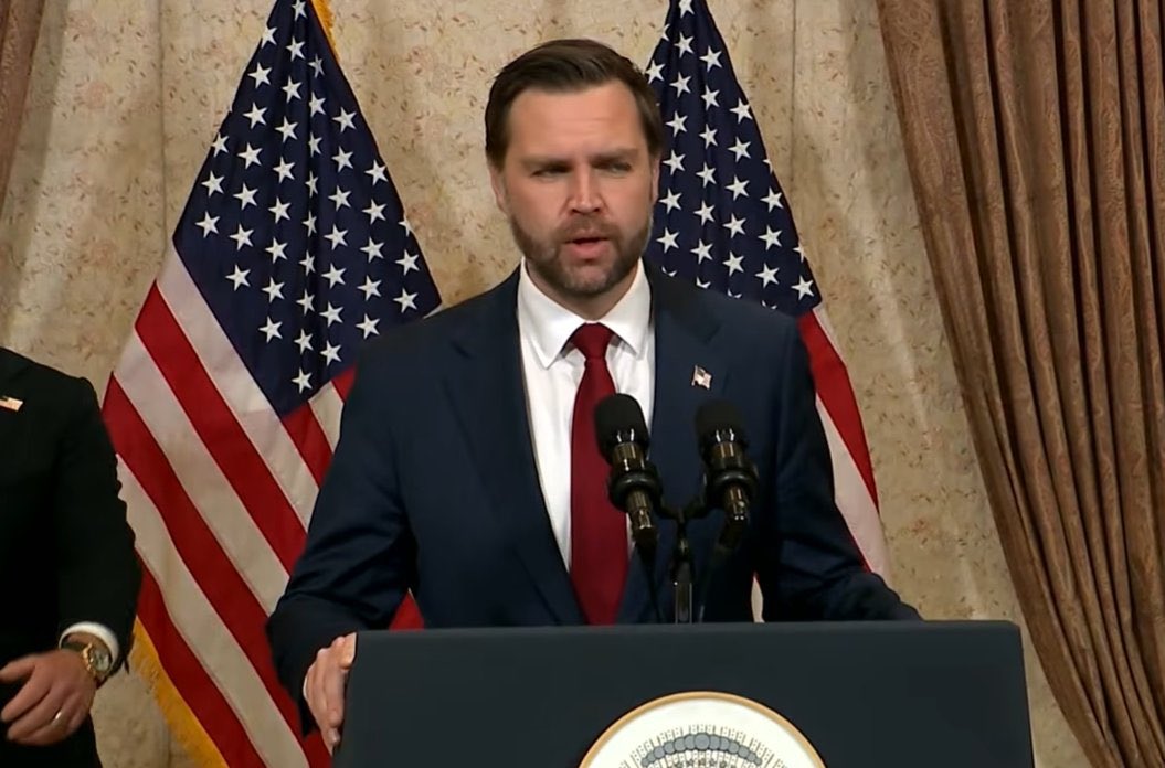 ABD Başkan Yardımcısı JD Vance: ◾️21 saattir bu konuyla uğraşıyoruz ve İranlılarla bir dizi önemli görüşme yaptık. Bu iyi haber. ◾️Kötü haber ise bir anlaşmaya varamamış olmamız. Bence bu, ABD için olduğundan