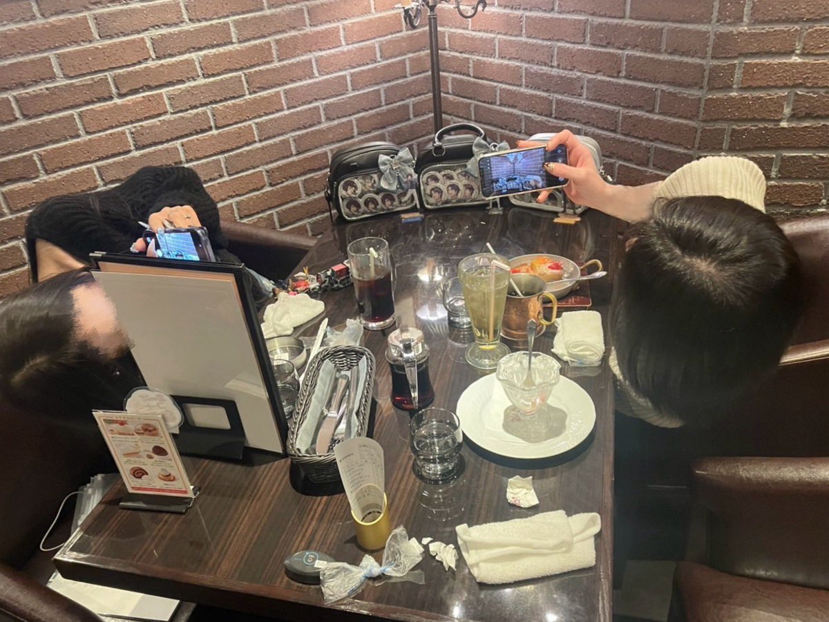 撮影の裏側必死すぎてくさ
でもｷﾗｷﾗｳﾌﾌ✨️な写真の裏側てみんなこうだよﾈｯ😉

(撮影:娘)