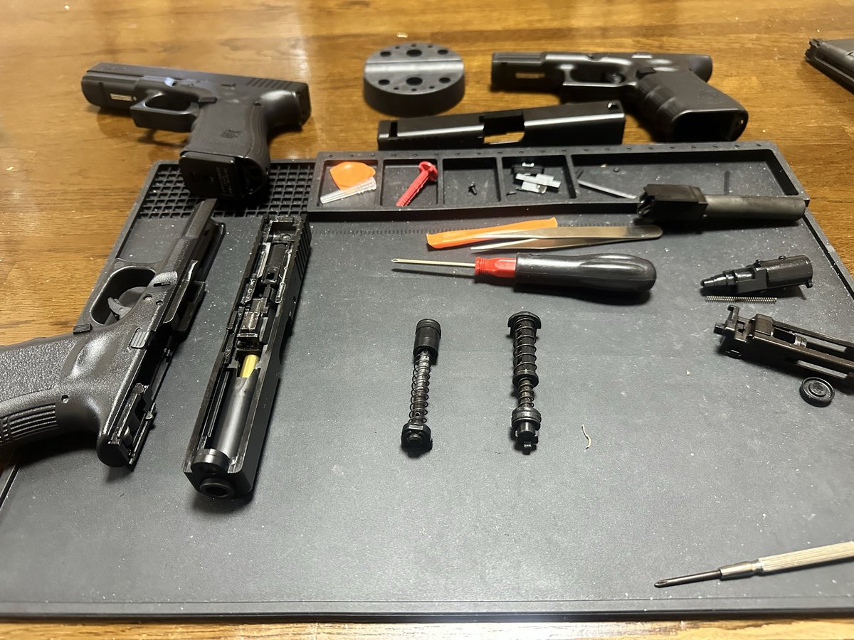 itsujiworks's tweet image. 色々比較中。
この違いがどういう意味があるのか知りたいですね。
#GLOCK19