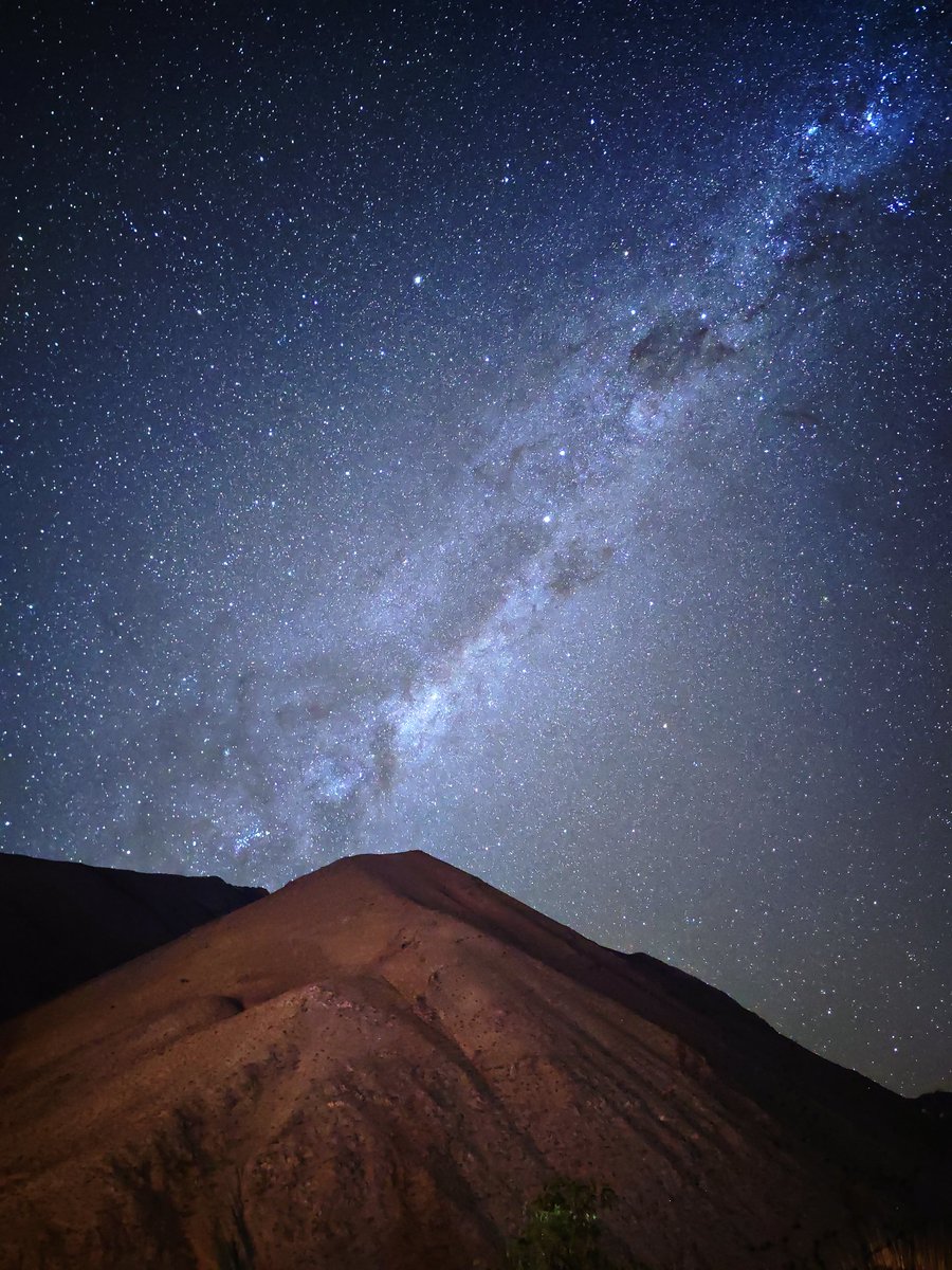 seba_sirius's tweet photo. Les regaló está postal! Desde las alturas del elqui, el cielo de este momento, se viene el centro galáctico y su belleza cósmica! Foto con el celular! https://t.co/KgbiWbACVe