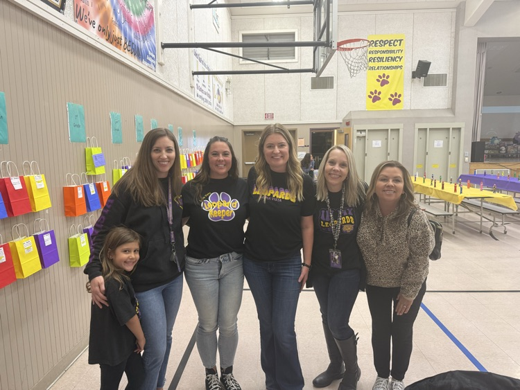 JulieCroy11's tweet image. We had an evening full of family fun during our Loma Vista Bingo Night💜💛💜💛#lvpride #weareBUSD