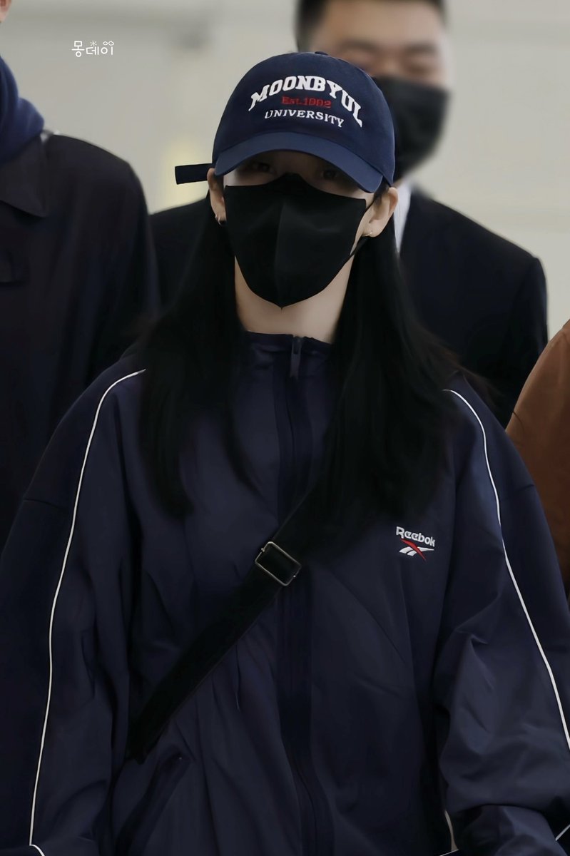 ultmoonsun's tweet photo. enroll at moonbyul university est 1992 to graduate in woman kisser get your masters degree in pussy eater bachelor in lesbianism doctorate in masc https://t.co/knW8hTnBlI