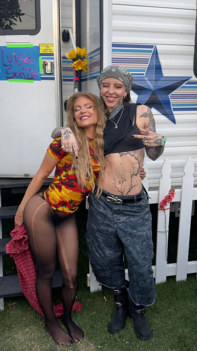 MÃES! Luísa Sonza e Young Miko nos bastidores do Coachella.