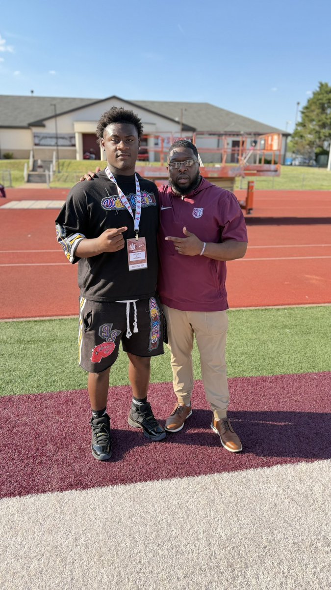 therealhawk09's tweet photo. After a great conversation with @CoachBradB I am blessed to receive an offer from Alabama A&amp;M🐶#llmygrandad #gobulldawgs #aamu #fyp #thehill @RecruitBuckhorn @Coach__DGreen @Bucks_Athletics @RivalsHS @Rivals_Recruits https://t.co/3OsffGXHHj