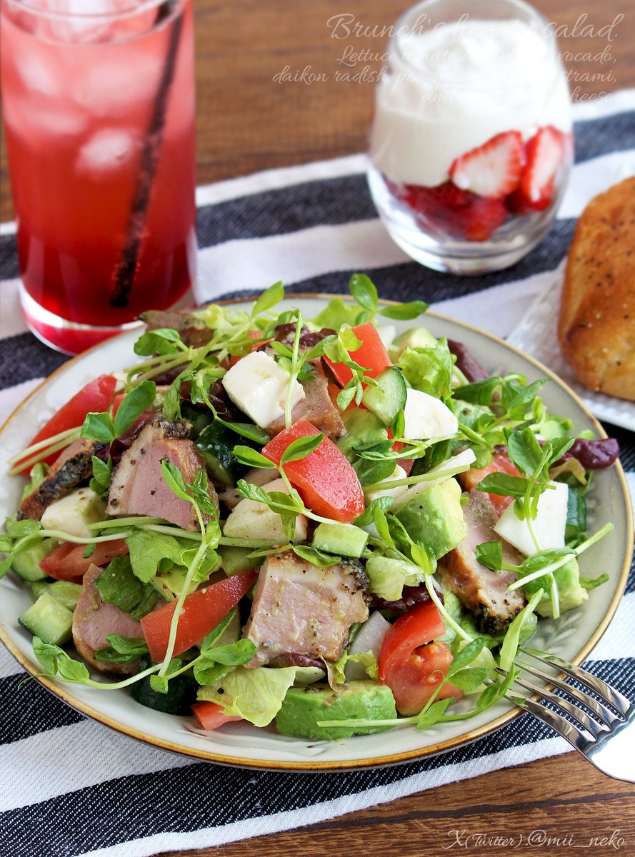 計画的朝寝坊後のブランチ🍴
モッツァレラチーズとアボカド、合鴨のパストラミ入りサラダ🥗フォカッチャ焼いて、飲み物はグレナデンソーダ、デザートはイチゴヨーグルト🍓