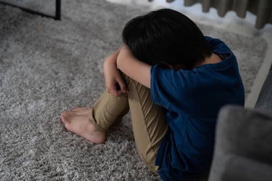 ChainChau_'s tweet photo. 安達結希さんは、3学期（1月～3月）の大半を欠席。
学校が最後に直接確認したのは2月下旬
（母親と一緒に荷物を取りに来たのが最後）
つまり学校側は、約1ヶ月間本人を見ていない状況だった。
しかし一方で、
同じスクールバスに乗っていた小学生は
「3月19日に本人を見た」と証言している。

もしこれが事実なら——

・学校の認識（2月下旬まで）
・目撃証言（3月19日）
この間に大きなズレがあることになる。
そして事件が表面化したのは3月23日。

時系列を整理すると、
見えていない部分が多すぎる…。

この情報が正確なら、
もっと広く報道されるべき内容ではないか？
結希さんは今どこにいるのか…。