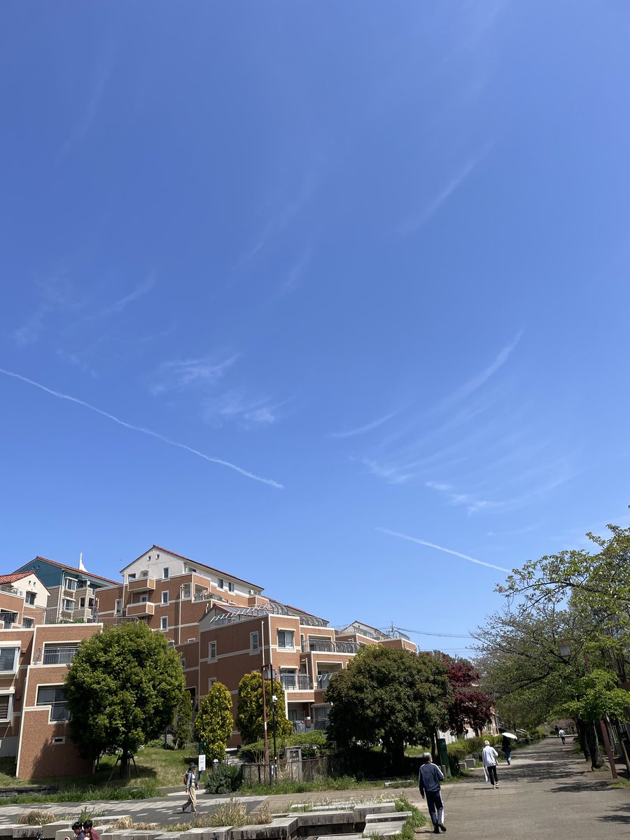 碧瑠璃の背景にひこうき雲がどこまでも延びる空の下、第15期 書き上げ塾の神保町に向かいます。
#今日の空