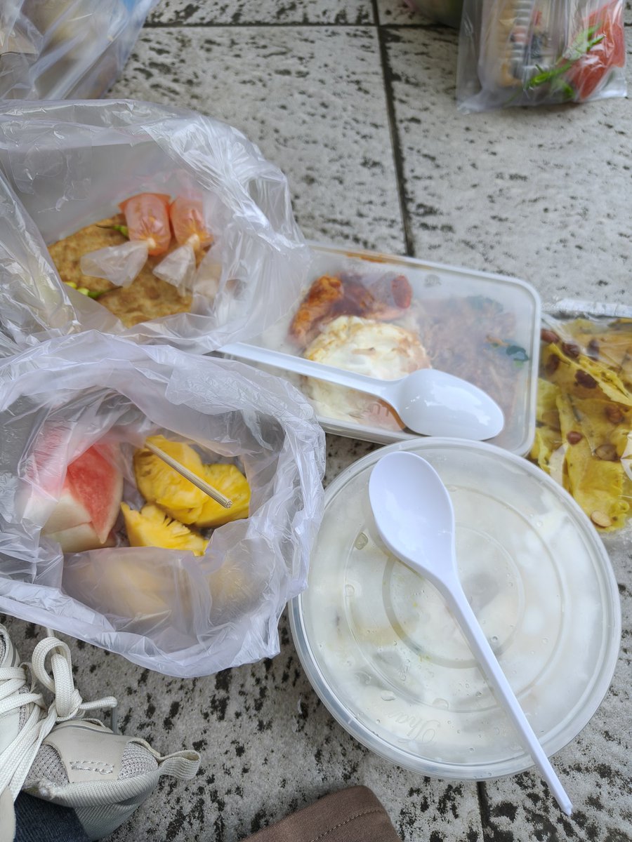 SugarBasedBaby's tweet photo. CFD kali ini selain beli jajan juga ada yang beli mesin gelembung 🤣🤣
. https://t.co/OaiYQCU1XZ