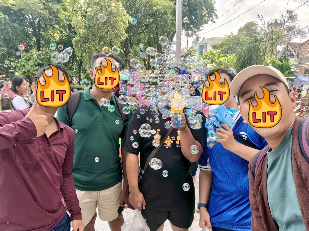SugarBasedBaby's tweet photo. CFD kali ini selain beli jajan juga ada yang beli mesin gelembung 🤣🤣
. https://t.co/OaiYQCU1XZ