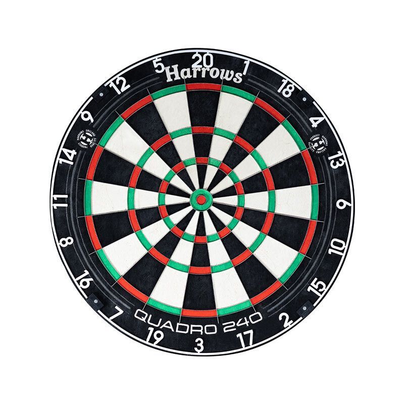 DARTSHIVE's tweet photo. 🎯驚愕の×4エリアを搭載！🎯 
Harrows QUADRO 240 DARTBOARD

🛒商品ページ https://t.co/ScQGb4gh9D

思わず2度見しちゃった人も多いのでは？
ダブル、トリプル、そしてクアドロ（4倍）のエリアが搭載されたハードボード「QUADRO 240」！

冗談のようなこのボードですが、1990年代に3年間 PDCトーナメントも行われた由緒正しいモデル。
世界中のファンからの要望を受け、2024年に再生産されました。
最大得点がなんと240点、新しい戦略も生まれ従来のボードにないプレイ感覚が楽しいんです！

クアドロのエリアは非常に狭いので、狙いを定める練習用にもどうぞ。
友人とワイワイ楽しむのにもおススメです♪

#ダーツハイブ #ダーツ