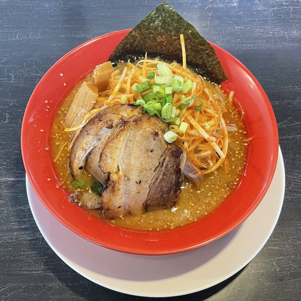 seibee_kasukabe's tweet photo. #味噌屋せいべえ春日部店 の炙りみそらーめん🍜辛ねぎトッピングです🌶
当店の香ばしい炙りチャーシューは絶品です🤤
濃厚な味噌にピリッと辛い辛ねぎも最高です！
ぜひ好みのトッピングを見つけてくださいね😆
ご来店お待ちしております🙇‍♂️
#味噌屋せいべえ #せいべえ #らーめん #ラーメン #春日部 https://t.co/gt7PL0B0CF
