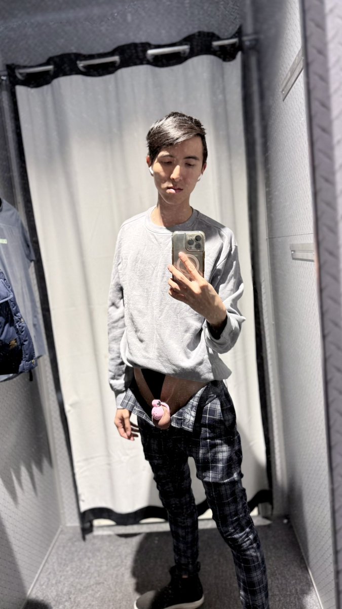 damoc22's tweet photo. What if you accidentally open the blinds to my changing room 🙈 https://t.co/AaPg3pa0De