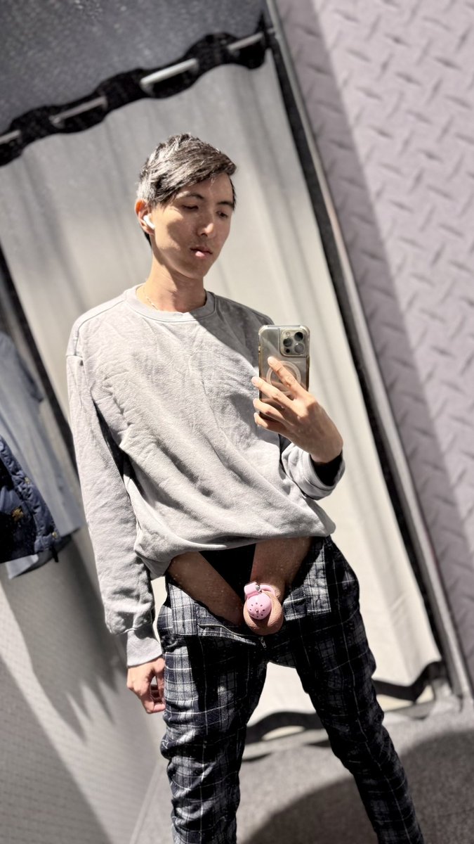 damoc22's tweet photo. What if you accidentally open the blinds to my changing room 🙈 https://t.co/AaPg3pa0De