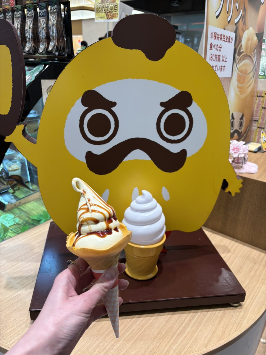 ensuika's tweet photo. 春限定の桜だるまぷりん🌸桜の水羊羹と濃厚なカスタードプリンがとっても美味しかったから朝ごはんソフトクリームもプリンソフトにしました🍮
ほろ苦カラメルとカスタードの組み合わせ最高すぎる✨✨ https://t.co/OtS1EUFOiJ