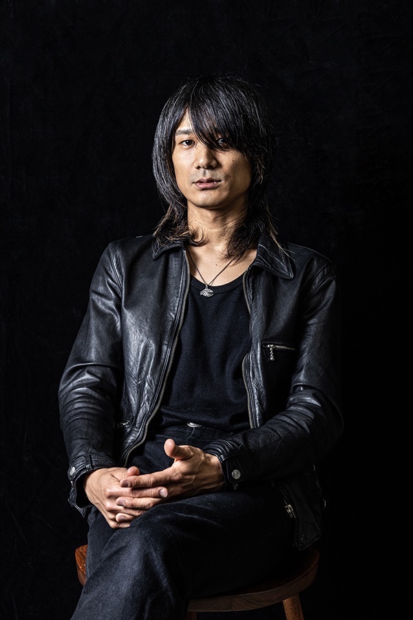 AUDIO_TAKAMATSU's tweet photo. Rude CHAOS
 
1993年より立ち上げたジュエリーブランドCHAOS DESIGN。
 
デザイナーと交友関係が深いRUDE GALLERYと、アーティストとのコラボレーション作品「Rude CHAOS」の第8弾を発表いたします。
 
[COLLABORATION ARTIST]
 
- a flood of circle -
佐々木亮介(Vo, Gt)
 
第8弾アーティストは結成20周年を迎え、日本武道館単独公演を控えたa flood of circleより佐々木亮介氏との作品が誕生しております。
 
個性豊かなラインナップを是非ご覧下さいませ。
 
※同時にアーカイブ作品の受注生産もお承り致します。
※店頭では期間中、新作及び全アーカイブのサンプル展示を行っております。
 
※商品は完全受注生産品となります。
受注期間：4.25(土) ～ 5.10(日) お渡しは11月を予定しております。
 
同時に下記アーティストとのアーカイブ作品の受注もお承り致します。
・チバユウスケ/イマイアキノブ/ヒライハルキ/生形真一/村松拓/ホリエアツシ/佐々木亮介/菅原卓郎/田島昭宇
 
https://t.co/uYinzztpkF