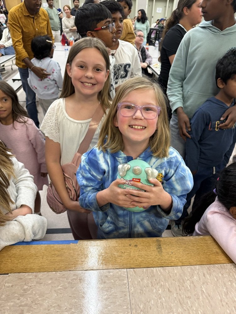 JulieCroy11's tweet image. We had an evening full of family fun during our Loma Vista Bingo Night💜💛💜💛#lvpride #weareBUSD