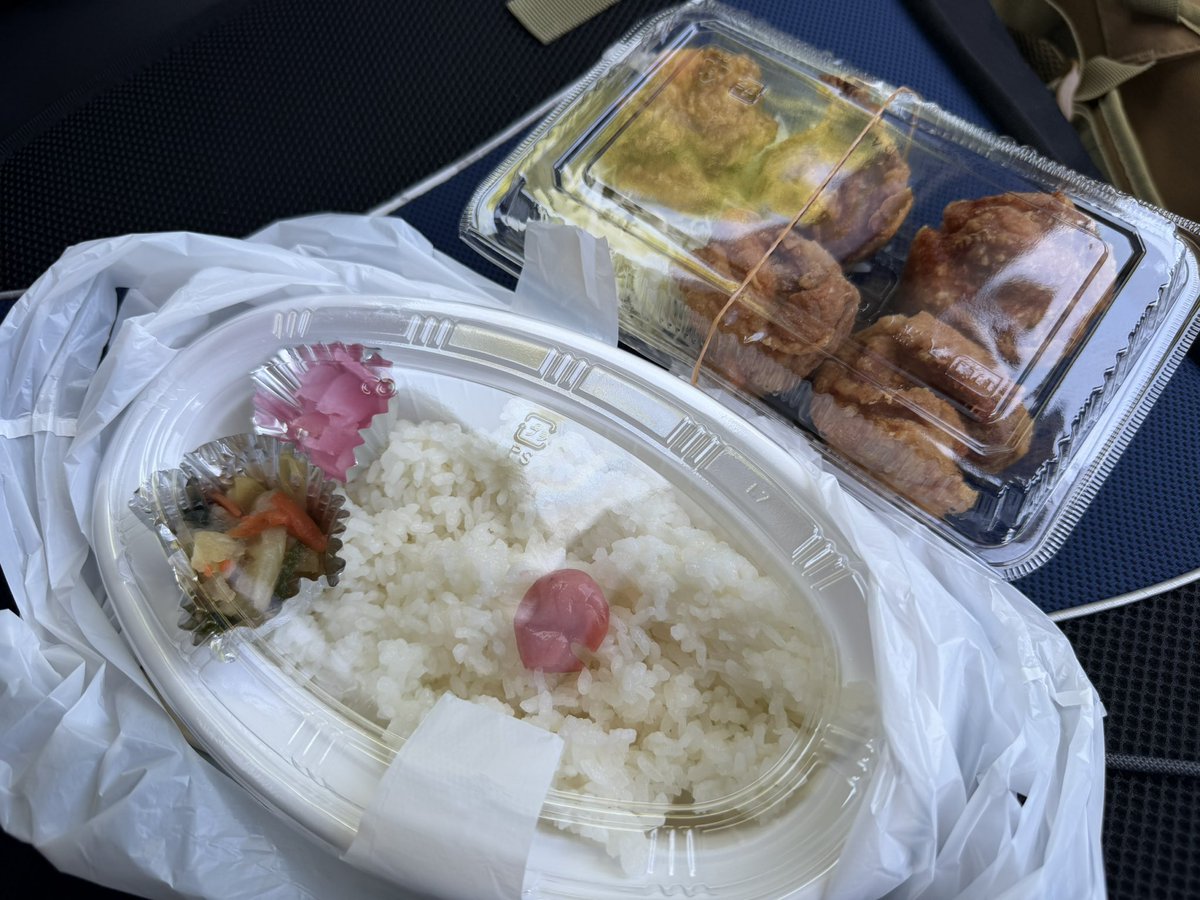 MasaniMasaaki's tweet image. 今日のお昼ご飯は川口市の青木公園に来たので…

mi-和さん@mi_wasanで唐揚げ弁当買いにきました☺️

美味しそう🤤

#mi和
#昼食 #lunch #弁当 #bento 
#唐揚げ弁当