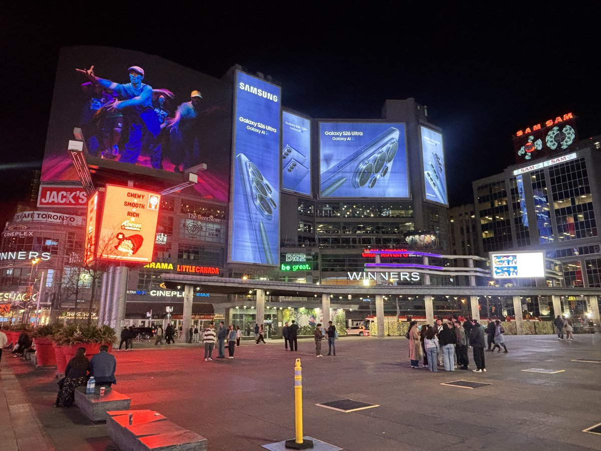 expomick's tweet image. Downtown Toronto Saturday night #Toronto