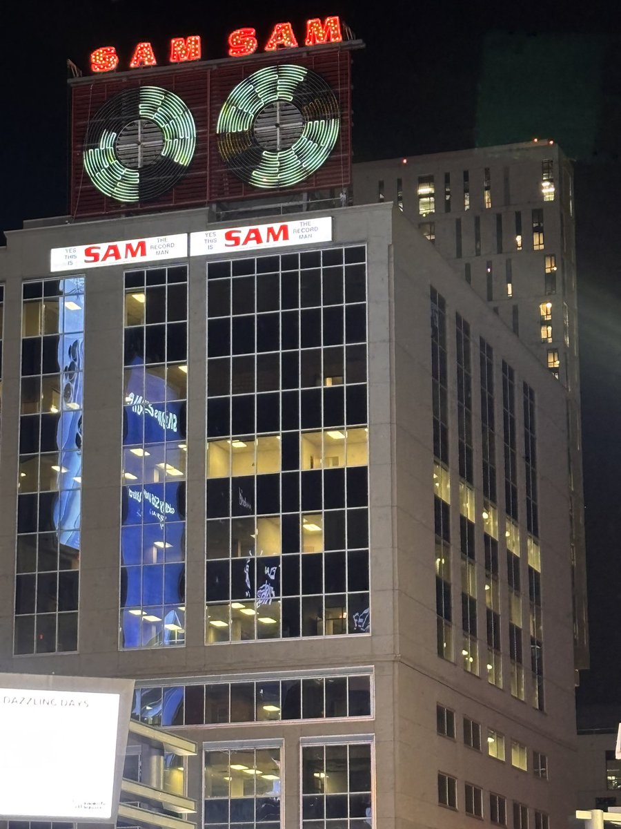 expomick's tweet image. Downtown Toronto Saturday night #Toronto