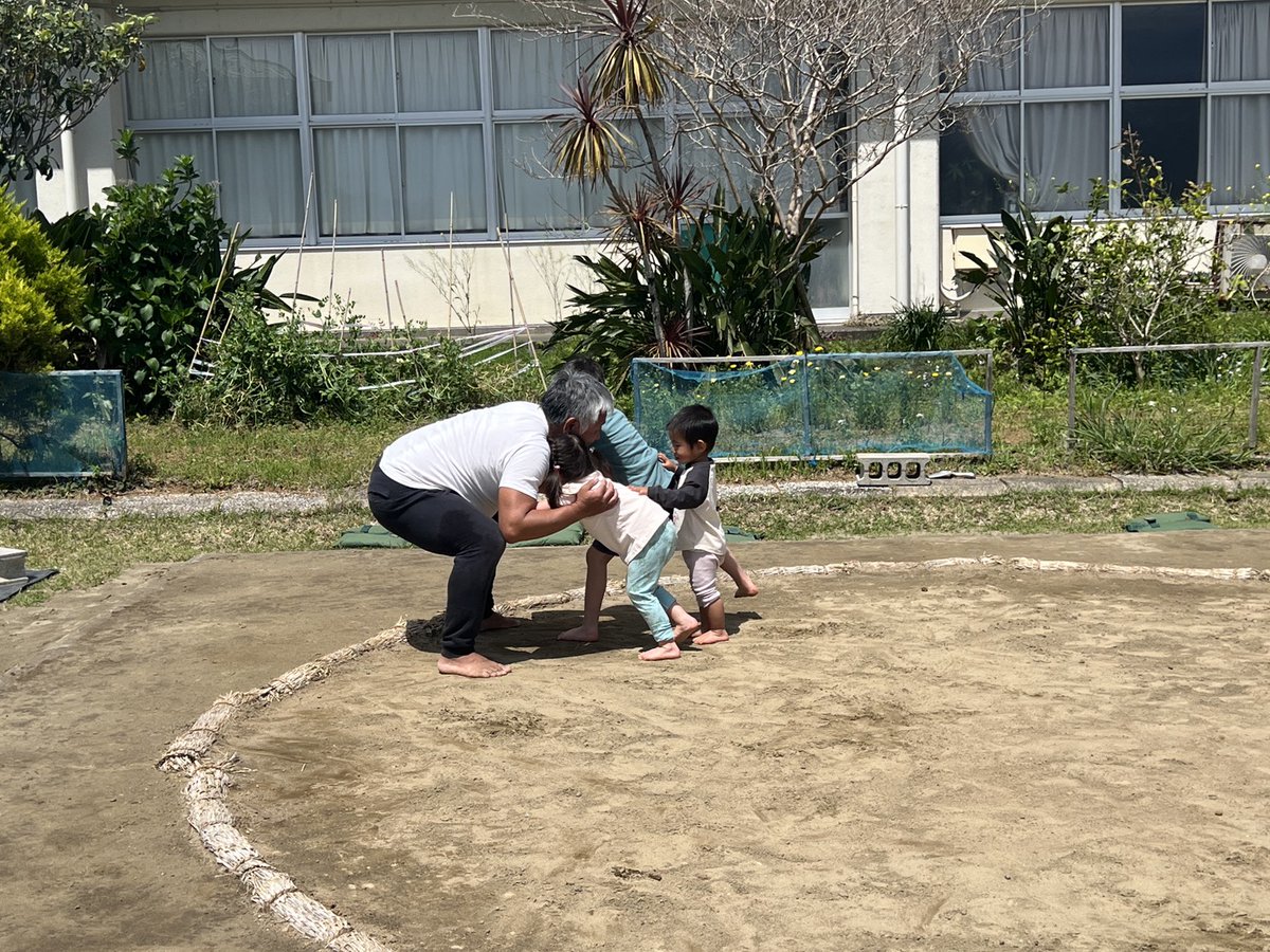 8jo_sumo's tweet photo. 裸足で気持ちよかったね！
チビッコたちにメロメロのおじいちゃん😆 https://t.co/ncNGywPcHm