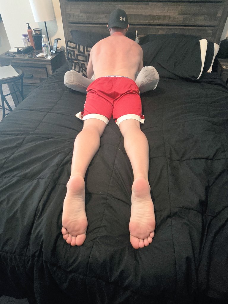 mybuddiesfeet tweet media