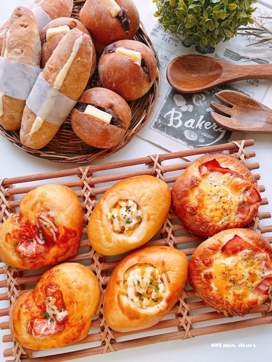 Emis_diary's tweet image. ✐☡ ₑₘᵢ,ₛ ᵦₐₖₑᵣᵧ 
￣￣￣￣￣￣￣

⊿ 目玉焼きパン
⊿ ソーセージパン
⊿ マヨコーンパン
⊿ あんバターパン
⊿ くるみミルクフランス

今日はパンの日らしくて朝から
めっちゃパン焼いたら疲れた𐤔𐤔

#おうちごはん   #お腹ペコリン部   #パン   #パン作り   #パンの記念日   #料理