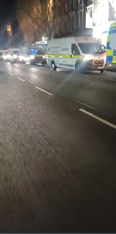 OffgridIreland's tweet image. 🚨 Breaking: Horse mounted Garda &amp;amp; Public Order Unit aka "Public Assault Unit" 

Moving on #FuelProtest in Pearse Street, Dublin. 

Tensions rising as fuel price protests continue. 

Stay safe &amp;amp; peaceful.