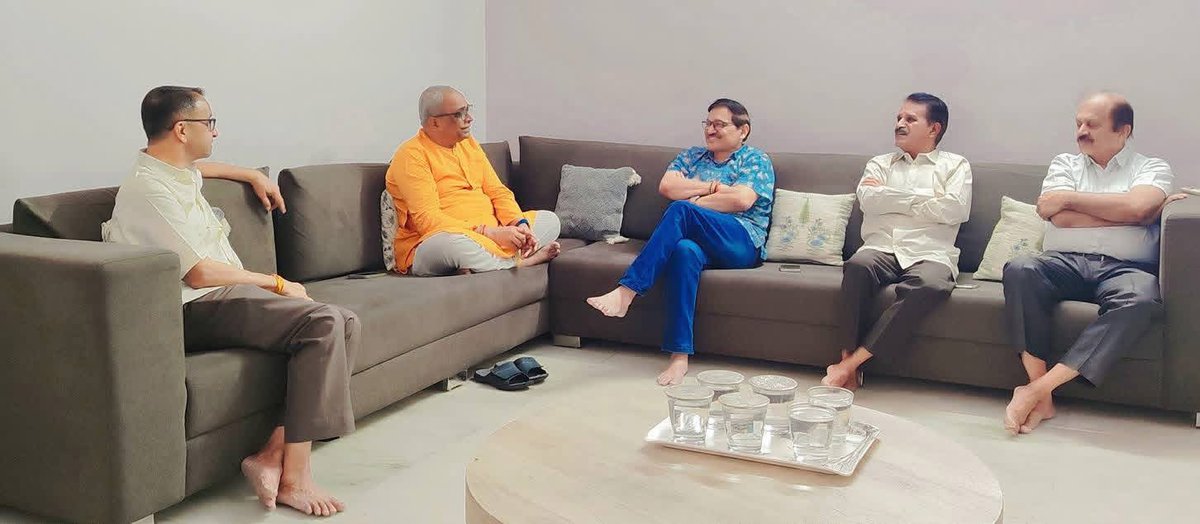 जयपुर प्रवास में हिन्दू जनजागृति समिति के राष्ट्रीय मार्गदर्शक सद्गुरु डॉ. चारुदत्त पिंगले जी ने जयपुर महाराष्ट्र मंडल के प्रतिनिधि मंडल से वार्तालाप किया । 

#SadguruPingaleJi #HinduJanajagrutiSamiti #JaipurMaharashtraMandal #SpiritualMeeting  #JaipurEvents #MaharashtraMandal