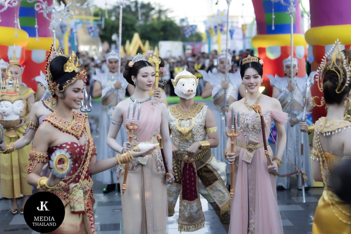 JKmediaTH's tweet photo. หลิง ออม ความวิจิตรอันงดงามตระการตากับความงามสง่าที่สมบูรณ์แบบในฐานะ “นางรากษสเทวี” นางสงกรานต์ 2569 ของไอคอนสยาม
LINGORM THAICONIC ICONSIAM
#LingOrmxSongkranICONSIAM
#ICONSIAMSongkran #หลิงออม #LingOrm #สงกรานต์ที่ไอคอนสยาม #ICONSIAM https://t.co/nUujyUmg95