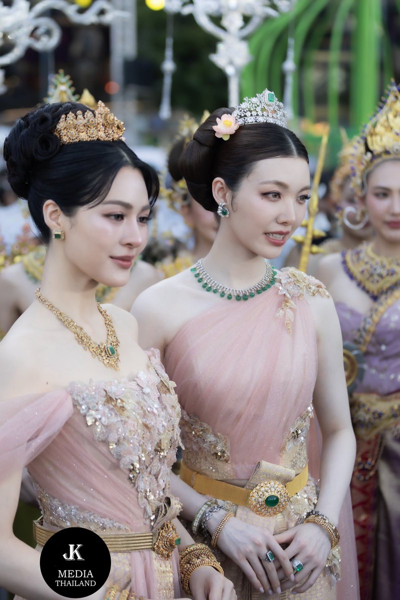 JKmediaTH's tweet photo. หลิง ออม ความวิจิตรอันงดงามตระการตากับความงามสง่าที่สมบูรณ์แบบในฐานะ “นางรากษสเทวี” นางสงกรานต์ 2569 ของไอคอนสยาม
LINGORM THAICONIC ICONSIAM
#LingOrmxSongkranICONSIAM
#ICONSIAMSongkran #หลิงออม #LingOrm #สงกรานต์ที่ไอคอนสยาม #ICONSIAM https://t.co/nUujyUmg95