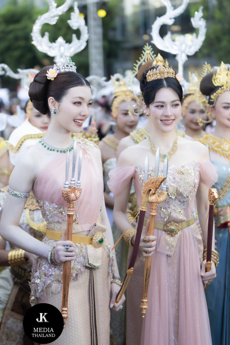 JKmediaTH's tweet photo. หลิง ออม ความวิจิตรอันงดงามตระการตากับความงามสง่าที่สมบูรณ์แบบในฐานะ “นางรากษสเทวี” นางสงกรานต์ 2569 ของไอคอนสยาม
LINGORM THAICONIC ICONSIAM
#LingOrmxSongkranICONSIAM
#ICONSIAMSongkran #หลิงออม #LingOrm #สงกรานต์ที่ไอคอนสยาม #ICONSIAM https://t.co/nUujyUmg95