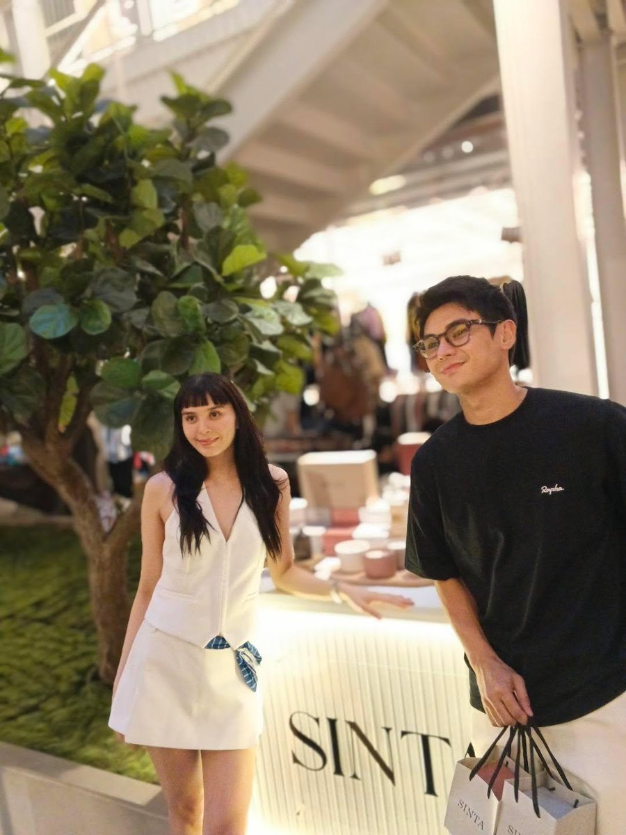 AshLoversPH's tweet photo. Spotted: Dustin Yu showing support for Ash at her business booth of Sinta scented candles… pero para kanino kaya ang binili? 💛🤭

#AshleyOrtega #AshloversPH #DustBia #SintaEssentials #DustinYu https://t.co/pCMopkoJE9