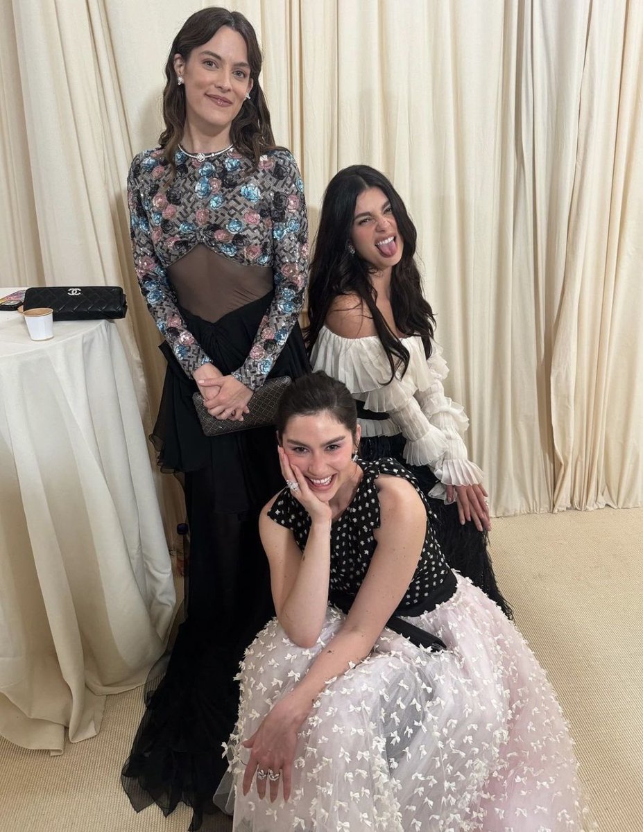 bella ★ tweet media