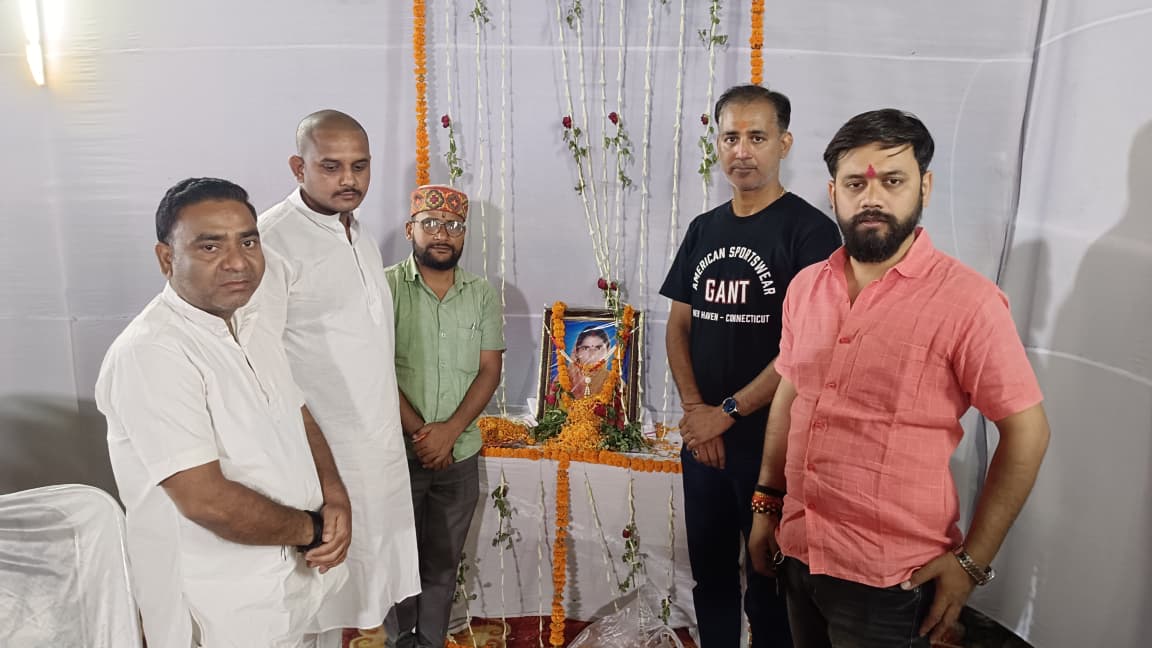 SunilPathak015's tweet photo. कल रात मझौवा निवासी सोनू सिंह जी के स्व माता के श्राद्धकर्म ब्रह्मभोज में उपस्थित होकर तैल चित्र पर पुष्पांजलि अर्पित किया । https://t.co/MDIZu2lMwW