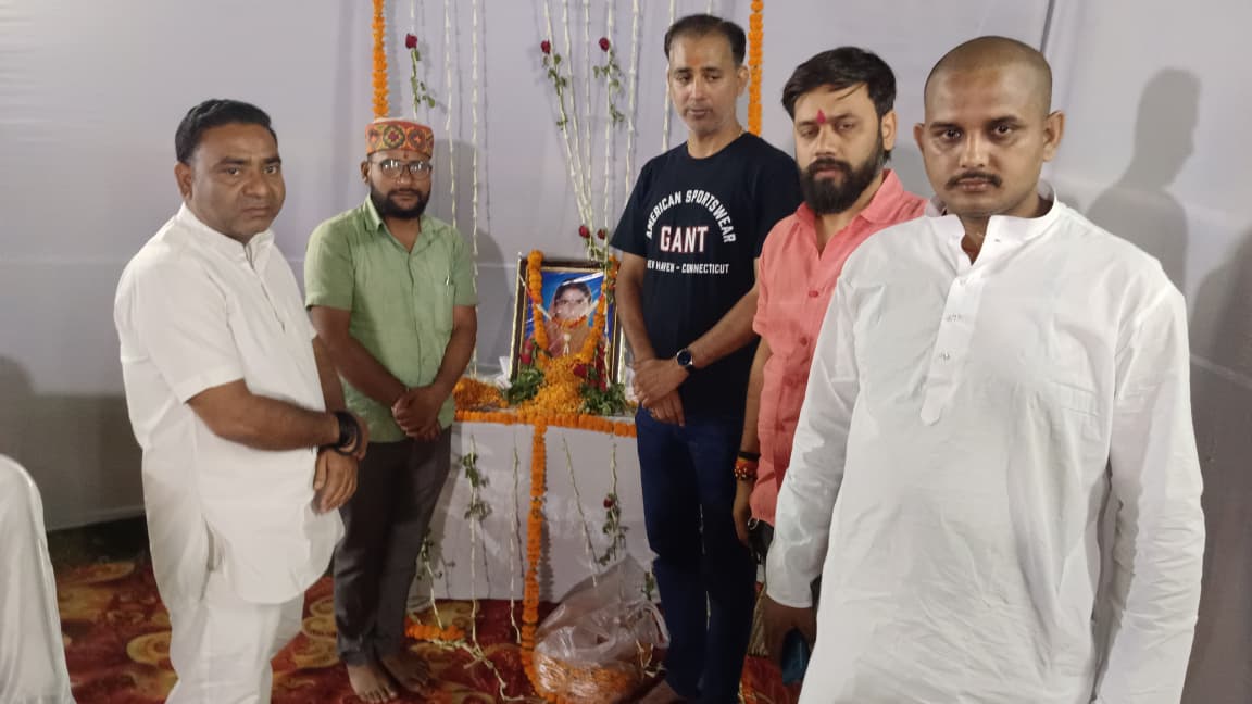 SunilPathak015's tweet photo. कल रात मझौवा निवासी सोनू सिंह जी के स्व माता के श्राद्धकर्म ब्रह्मभोज में उपस्थित होकर तैल चित्र पर पुष्पांजलि अर्पित किया । https://t.co/MDIZu2lMwW