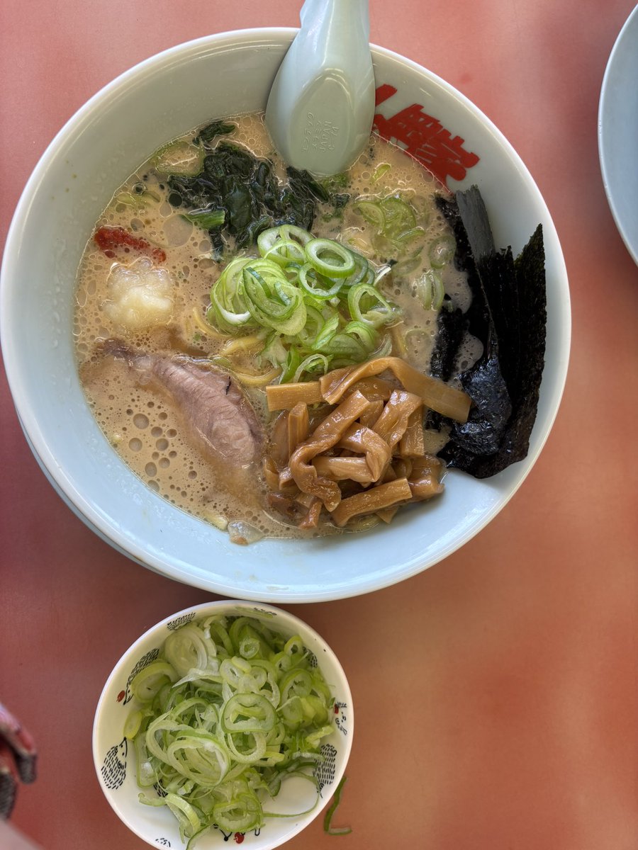 本日のランチは山岡家さん中尾店
に伺いました✨
醤油ラーメン脂少な目トッピング
メンマ&amp;刻みネギ増しで頂きました🍜
とても美味しかったです👍