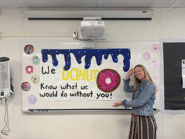 JulieCroy11's tweet image. Happy Vice Principal day Mrs. Pavon!  Thank you for all that you do for Loma Vista Elementary💜💛💜💛 #lvpride #weareBUSD