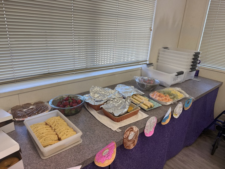 JulieCroy11's tweet image. Happy Vice Principal day Mrs. Pavon!  Thank you for all that you do for Loma Vista Elementary💜💛💜💛 #lvpride #weareBUSD