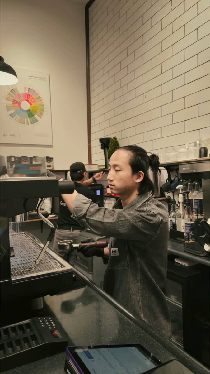 صقُر tweet media