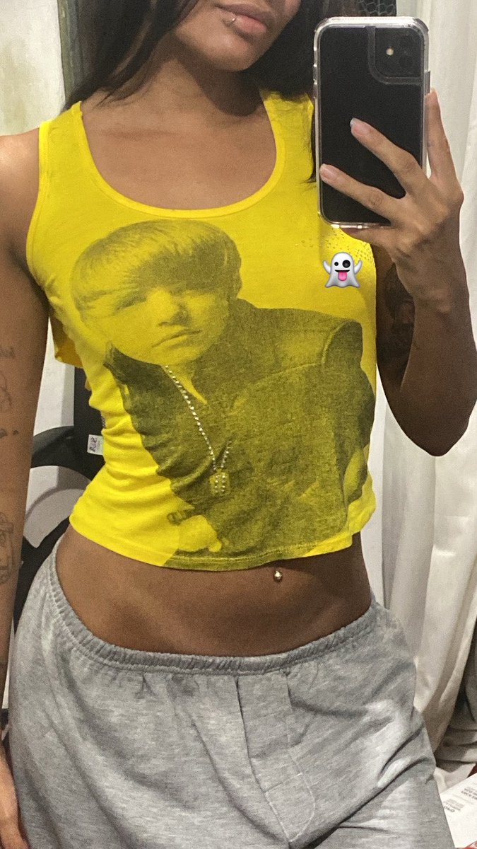 bringmethehelll's tweet photo. #BIEBERCHELLA #justinbieber 💛 https://t.co/8WzIgtHWHK