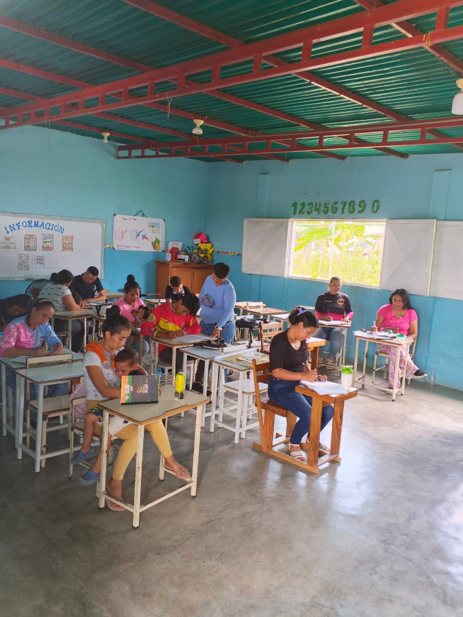 misionribastru7's tweet photo. ¡Victoria Educativa en Trujillo! 🇻🇪⚙️
Este #11Abr, la Misión Ribas se desplegó en Sucre, Valera, Pampán, Monte Carmelo y Urdaneta. Seguimos fortaleciendo áreas clave, enfermería y proyectos socioproductivos.
¡Educación liberadora para el pueblo! 💪🏽🎓🥰
#MisiónRibas #Trujillo https://t.co/Hie4zhRXdx