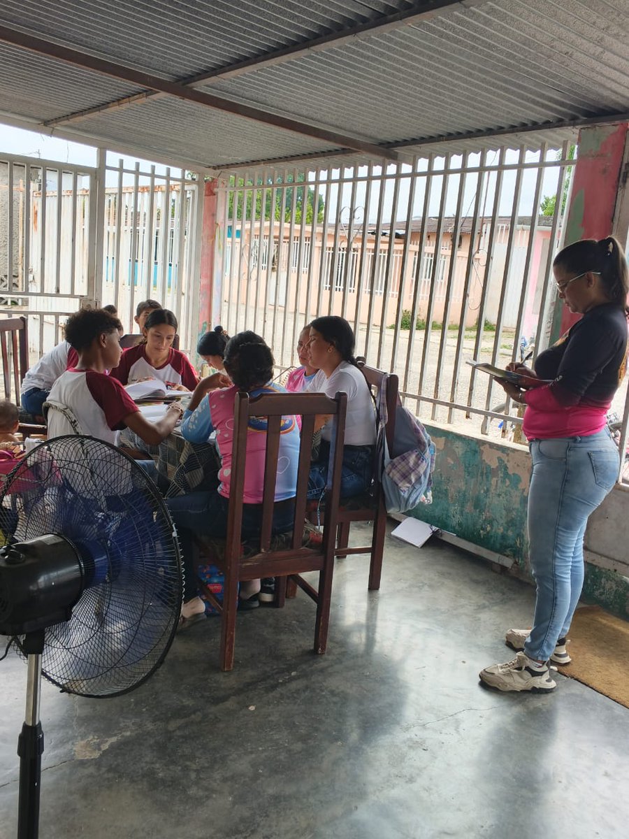 misionribastru7's tweet photo. ¡Victoria Educativa en Trujillo! 🇻🇪⚙️
Este #11Abr, la Misión Ribas se desplegó en Sucre, Valera, Pampán, Monte Carmelo y Urdaneta. Seguimos fortaleciendo áreas clave, enfermería y proyectos socioproductivos.
¡Educación liberadora para el pueblo! 💪🏽🎓🥰
#MisiónRibas #Trujillo https://t.co/Hie4zhRXdx