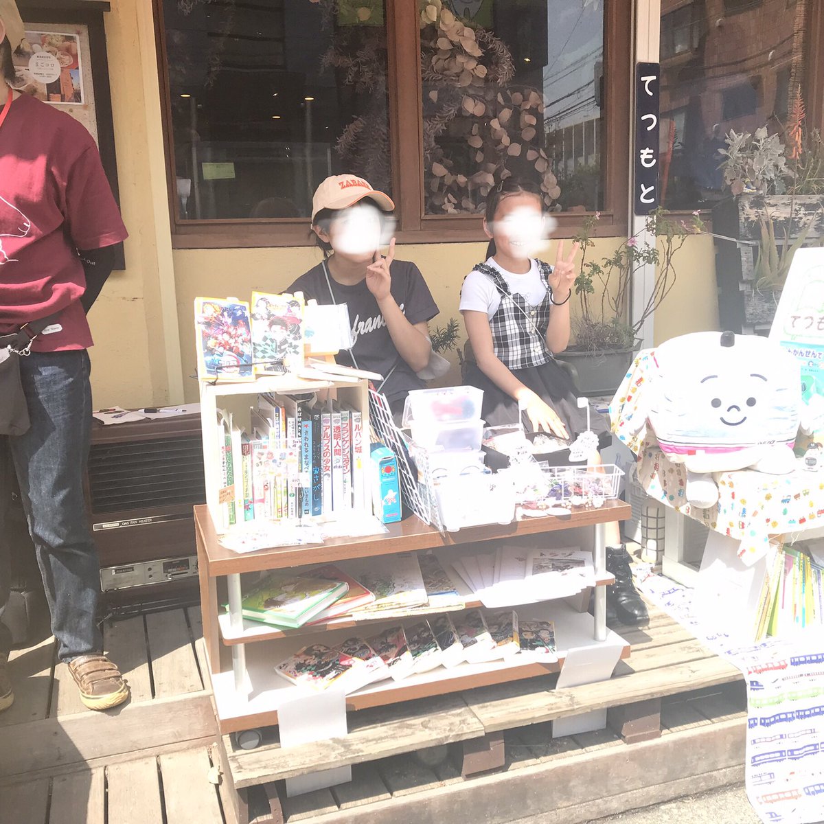 senichibooks's tweet photo. 📕本が繋げる　あらゆる事業分野、人、街📕
せんがわ文化祭、大盛況に終了しました❣️
路行く人が　ひとはこ本市に足を止め、
心トキメキ手を伸ばす🫱

算命学、メイク診断💄は行列の為、
会場POSTOさんの飲食を注文しつつ、
他ののお客さまと談話が生まれサブ効果が🍽 https://t.co/97vChUc2Lv