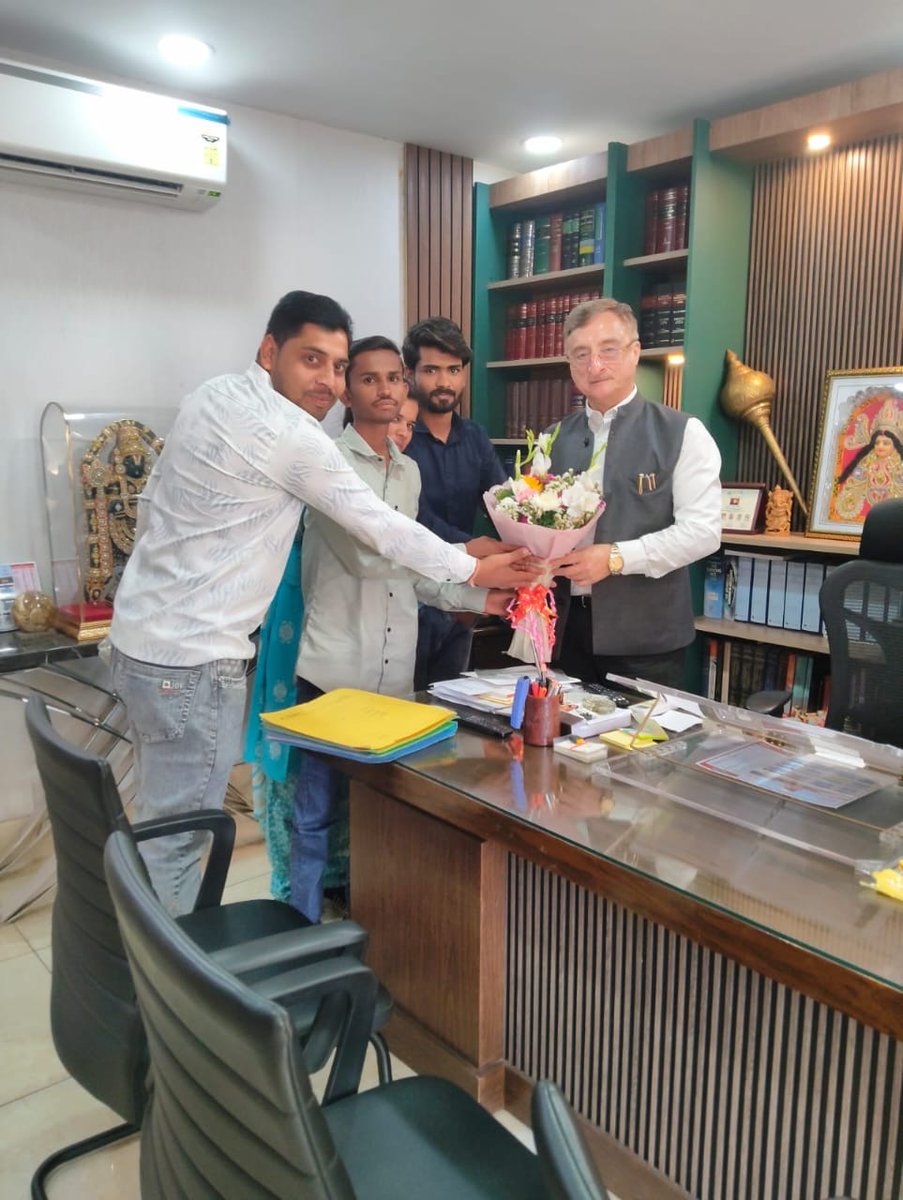 ९३०० जन सेवा मित्रों के साथ फरेब और छल हुआ है। बीजेपी ने 2024 चुनाव के वक्त उनका पूर्ण उपयोग किया ; अब यह ९३०० युवा घर घर न्याय के लिए भटक रहे हैं। ⁦⁦<a href="/ChouhanShivraj/">Shivraj Singh Chouhan</a>⁩ जी ने मुख्य मंत्री के हैसियत से सार्वजनिक वादे किए थे। 
उन आश्वासनों की कोई कद्र नहीं। न्याय चाहते हैं।