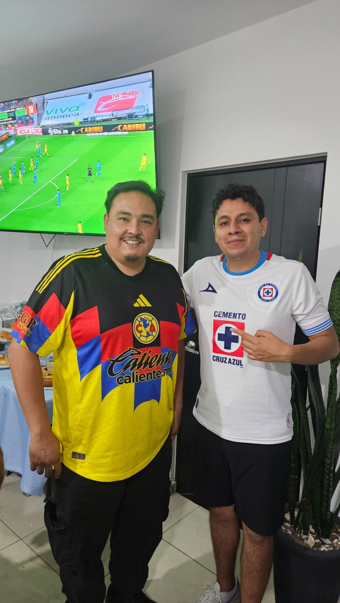 mreyes1380's tweet photo. Que gane el mejor! 
#CasaDeColosos
#TUDN https://t.co/Ub9OF98QvK