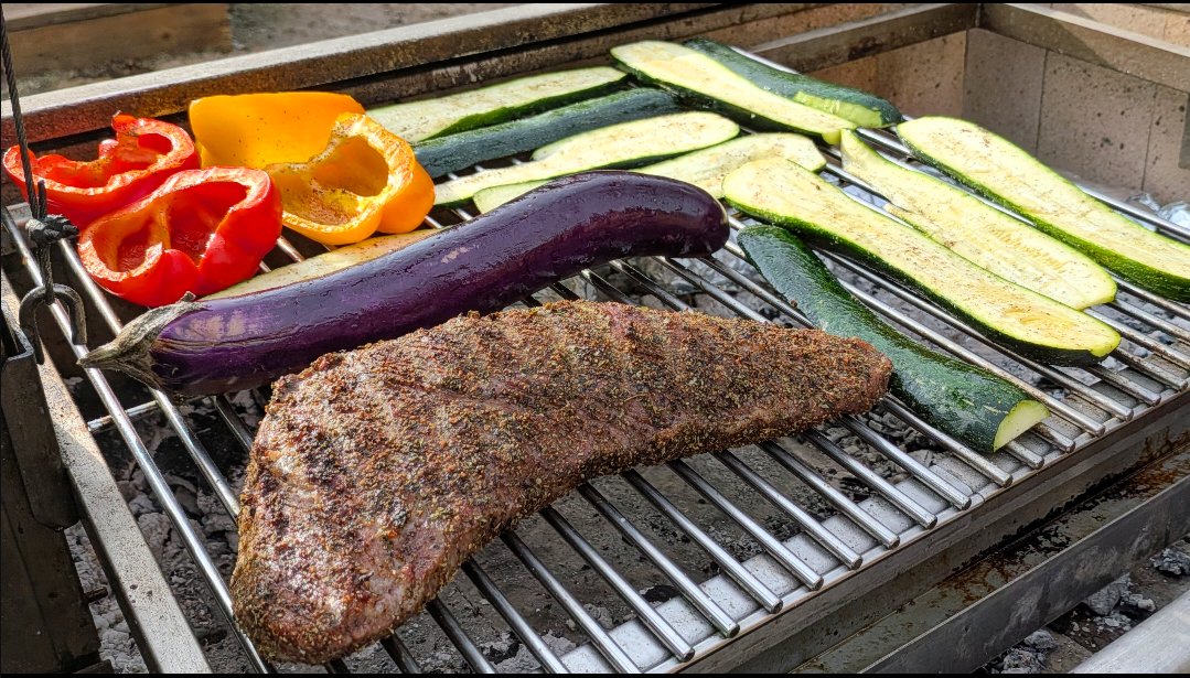 GlenMah's tweet image. Tonight's dinner, an open fire feast, all cooked on my la Piazza Santa Maria grill. Tri Tip, chicken wings, bell peppers, egg plant, and potatoes. 🔥🤤
.
.
#bbq #bbqporn #openfırecooking #foodporn